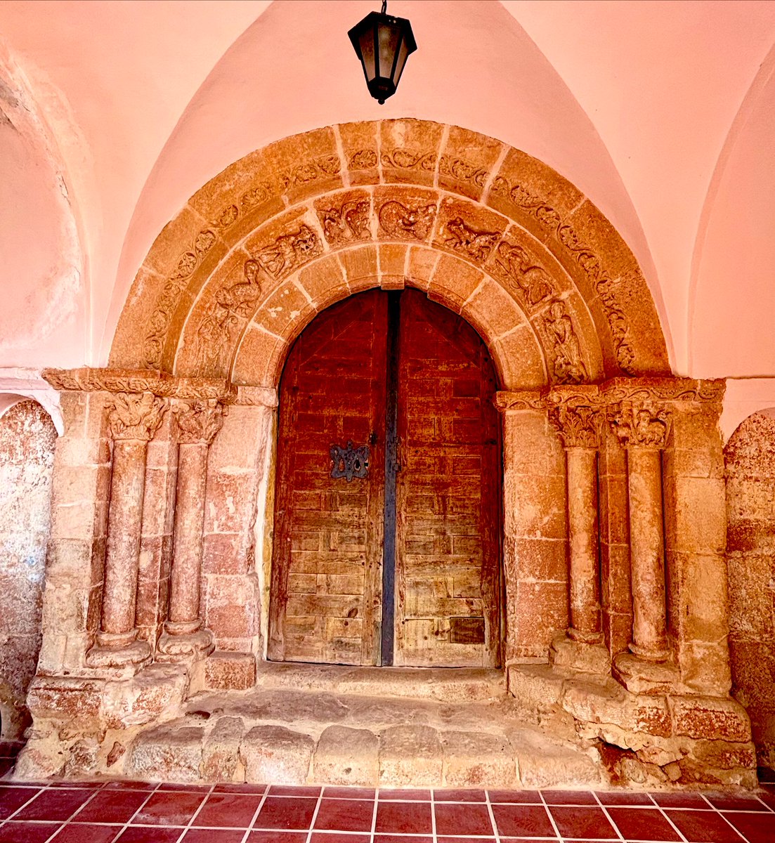 Más Románico #romanico #majan #iglesiadelainmaculadaconcepcion #portada #soria <a href="/RomanicoEspana/">Románico en España</a> <a href="/RomanicoDigital/">Románico Digital</a> <a href="/CyLEsVida/">Turismo Castilla y León</a> <a href="/soriapatrimonio/">SoriaPatrimonio</a> <a href="/cylromanica/">Castilla y León Románica</a>