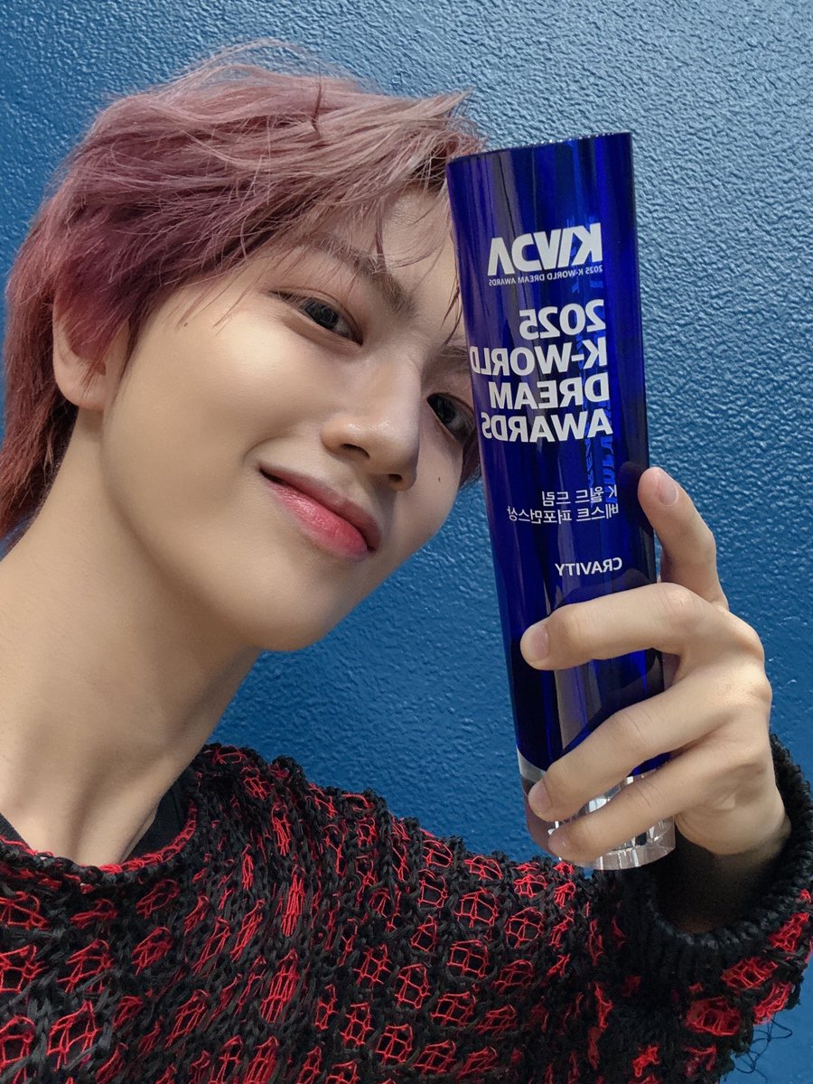 CRAVITY_twt's tweet photo. 앞으로 더 화이팅하자ㅏ💪 고마워 러비티😚 
#원진 #케이월드드림어워즈 #2025KWDA https://t.co/YPZ8qR9fWo