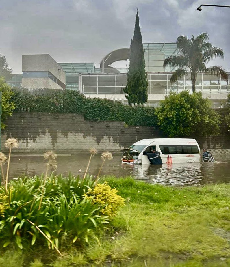 TRÁFICO: En Cuajimalpa sobre Av. Loma de La Palma por 🚣🏼inundación, circulación afectada en Interlomas sobre Hueyetlaco. ⚠️
