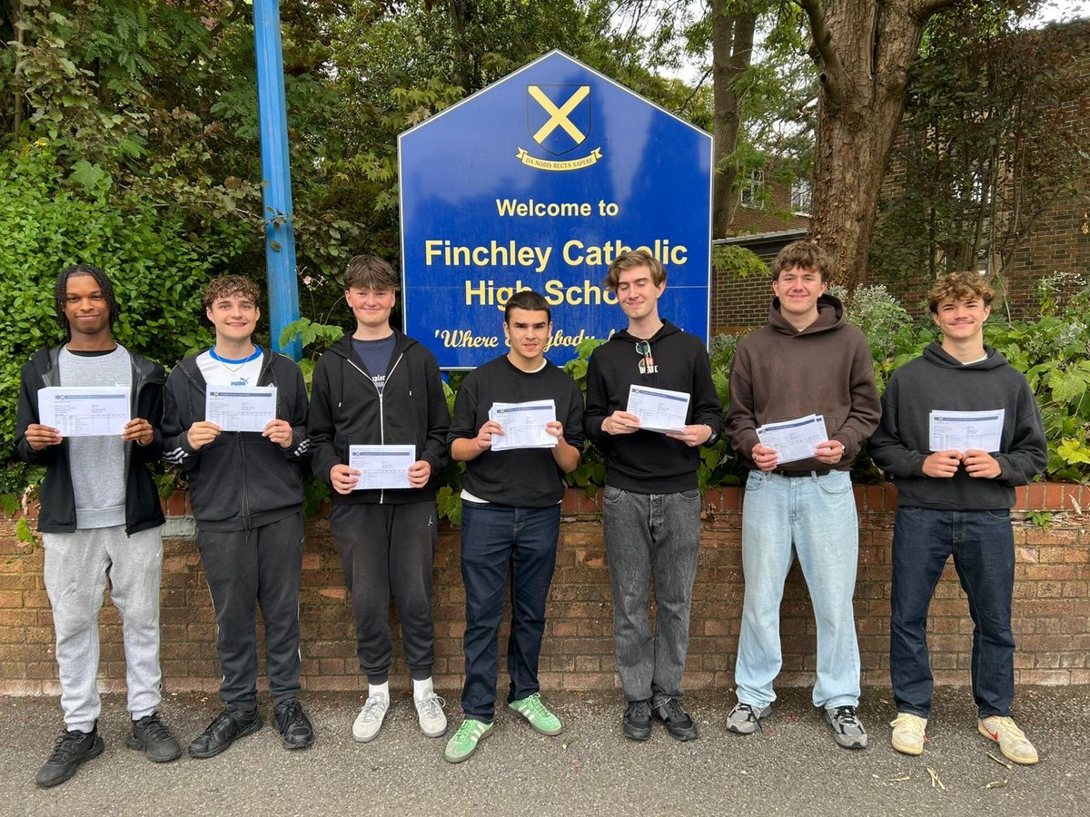 BarnetCouncil's tweet image. Congratulations to all the students who collected their #GCSE results today!

Among those picking up their results in Barnet were pupils from @Copthall_School and @fchslondon.

Read more here👉 barnet.gov.uk/news/barnet-pu…