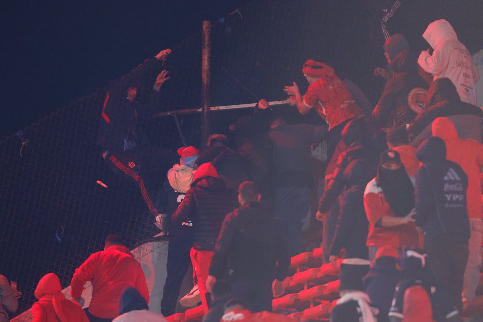 abrahamafcha's tweet photo. Repitan todos: las barras no deberian existir en el fútbol.

Es un grupo nefasto que, bajo la excusa del color y el aliento a sus equipos, terminansiendo criadero de delincuentes y desadaptados. https://t.co/Gj5eek0eWV