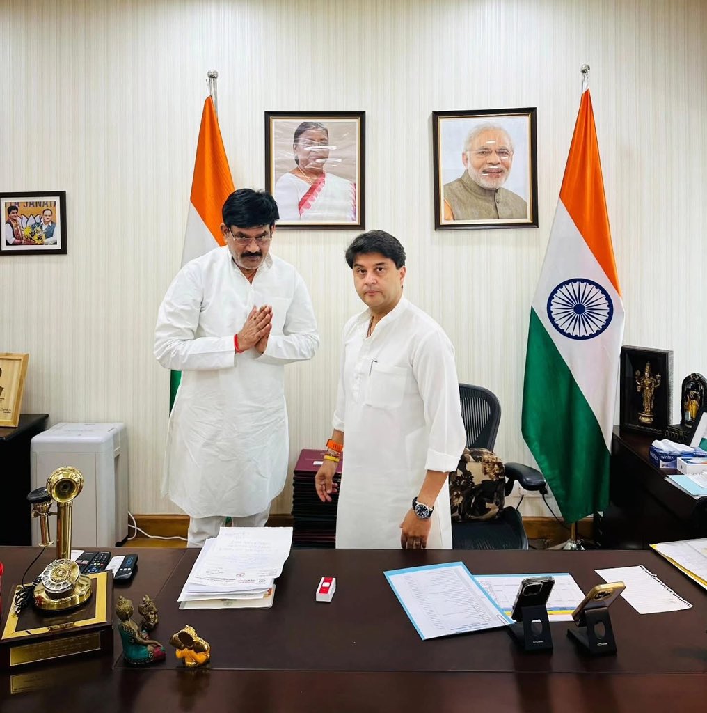 शुभ जन्मदिन …
पूर्व राज्यमंत्री एवं पूर्व विधायक मेरे प्रिय अनुज श्री <a href="/OPS_Bhadoria/">O.P.S. Bhadoria</a> जी को जन्मदिन की हार्दिक बधाई एवं शुभकामनाएँ ।
ईश्वर से आपके उत्तम स्वास्थ्य एवं दीर्घायु जीवन की प्रार्थना करता हूँ।