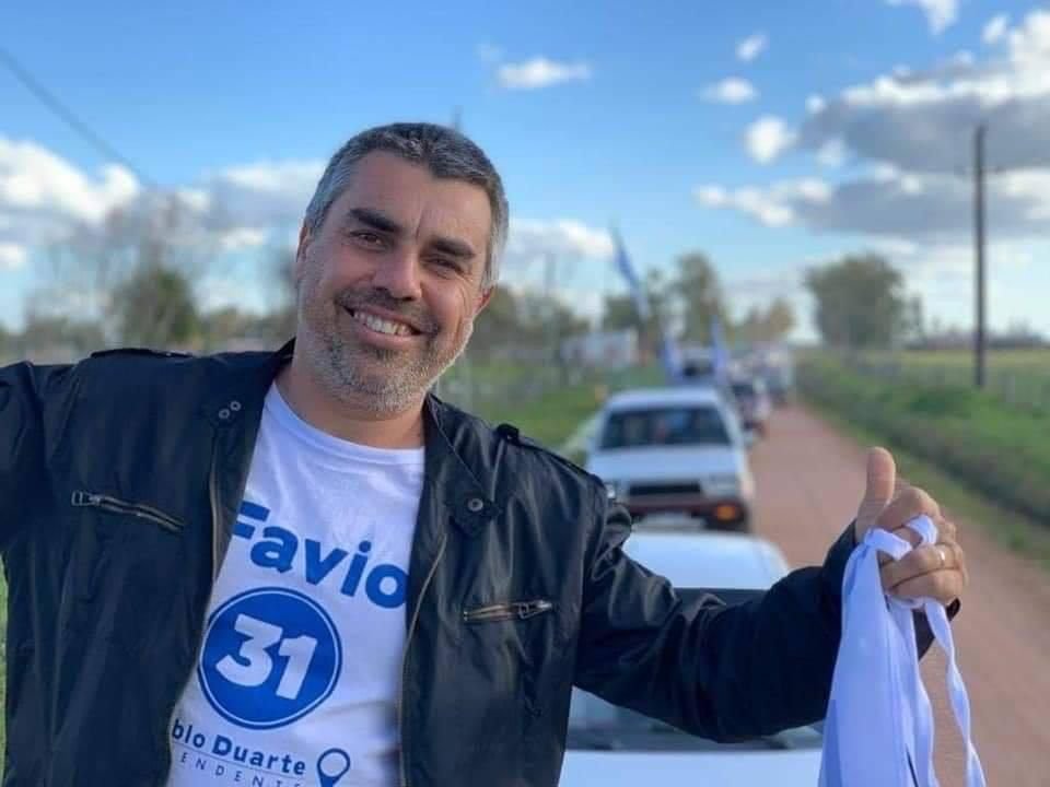 EPreve's tweet photo. 🔴 AHORA

✔️La Policía acaba de detener al ex alcalde blanco de Noblía por el caso de las libretas truchas otorgadas en esa localidad.

✔️Hasta el martes, el ahora detenido era el director de la policía municipal de Cerro Largo.

✔️ Ya van ocho personas imputadas por este caso, entre ellos funcionarios del municipio de Noblía.