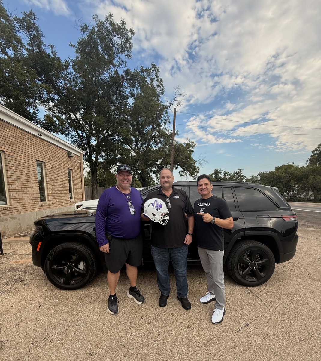 Coach_Lu's tweet photo. Excited to present Elgin Wildcat football alum John Altmiller with our 2025 helmet edition with his own #62 on it!

 ⁦⁦⁦⁩Thank you, sir and thank ⁦@cuetopia⁩ for helping us create impactful experiences for our student-athletes!

#OTOTOF #TWW #EXCELLENCE https://t.co/fh6JFX5v8C