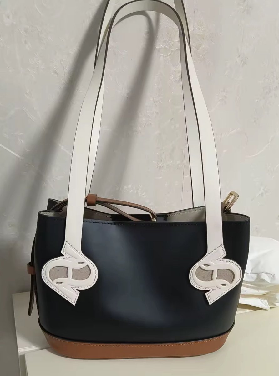 MEMAEpj's tweet photo. #ส่งต่อtwotwice ส่งต่อ Twotwice Muse Bag กระเป๋าหนังแท้ สี Noir Brun Creme ไซส์ S มีกล่องถุงผ้าครบค่ะ ไม่มีตำหนิค่ะ
ส่งต่อราคา 4,900 บาท รวมส่ง (ราคาปกติ 6,590 บาท)

สนใจทักมาคุยทางDMเท่านั้นค่ะ

#ส่งต่อ #ส่งต่อกระเป๋า #twotwice #ส่งต่อกระเป๋ามือ2 #ส่งต่อเสื้อผ้ามือสอง #โล๊ะตู้ https://t.co/mYRJYHnvwv