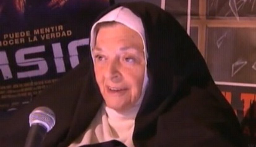 -y con Dios qué tal
-bueno, es el jefe... Es un buen jefe, nunca le veo. Pero
 en el convento se habla muy bien de él ⛪