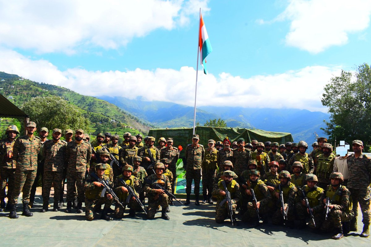 RisingStarCorps's tweet image. #IndianArmy
#StrongAndCapable

INSPIRING TROOPS, STRENGTHENING RESOLVE

GOC Rising Star Corps reviewed the Operational Preparedness of troops dply in Bani-Macchedi #Kathua. He commended the courage and dedication of troops towards safeguarding the Nation.

@adgpi
@westerncomd_IA