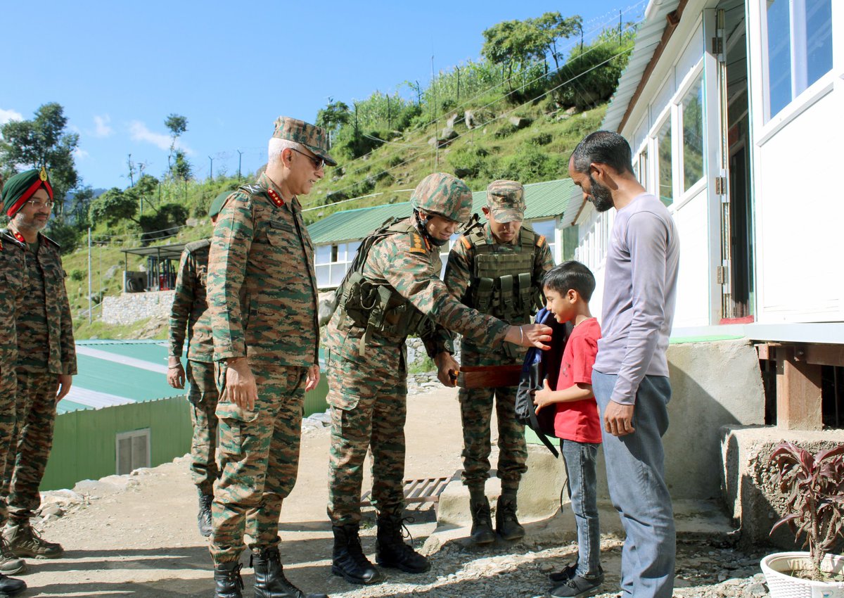 RisingStarCorps's tweet image. #IndianArmy
#StrongAndCapable

INSPIRING TROOPS, STRENGTHENING RESOLVE

GOC Rising Star Corps reviewed the Operational Preparedness of troops dply in Bani-Macchedi #Kathua. He commended the courage and dedication of troops towards safeguarding the Nation.

@adgpi
@westerncomd_IA