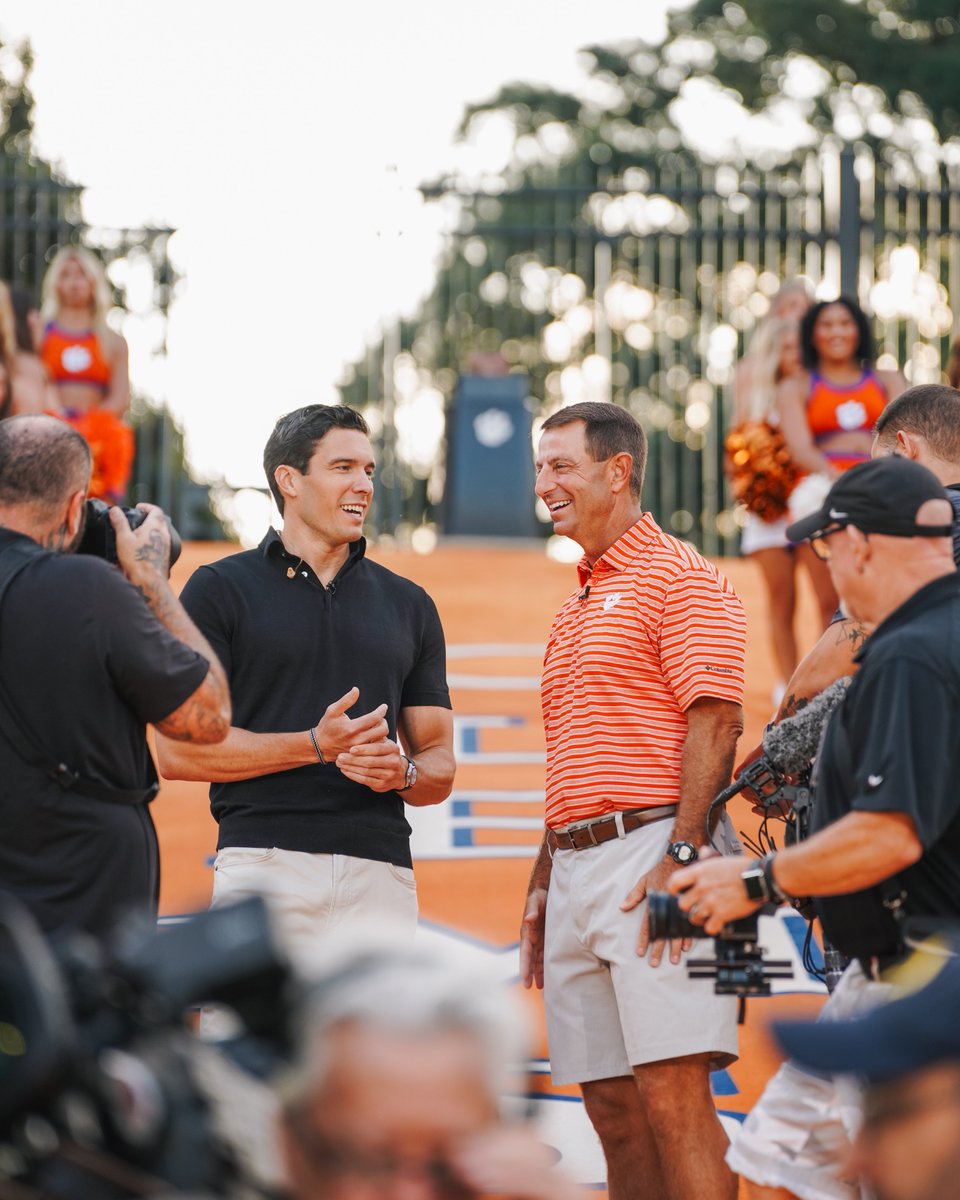 ClemsonFB's tweet photo. Every morning is a good morning in Clemson, South Carolina. Thanks for stopping by, @GMA 🐅📺 https://t.co/M57TGYrzib