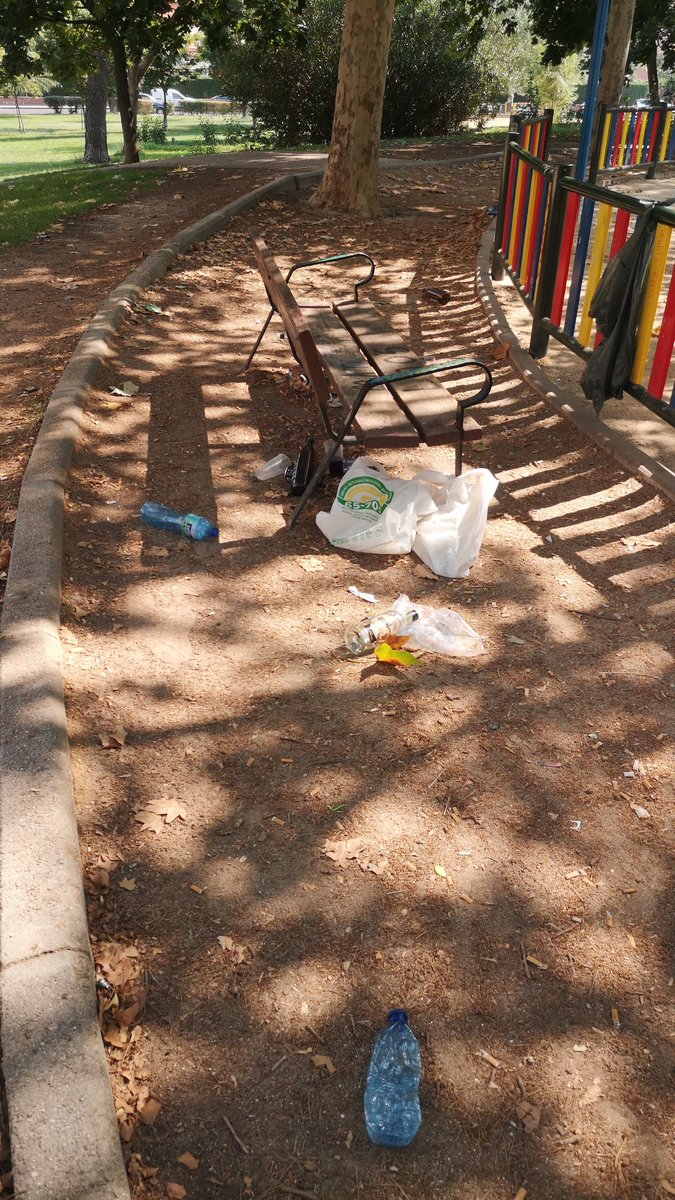 theoneSurvey's tweet photo. Hola @Lineamadrid podéis traer más basura al. Parque del Butrón y así quizás dejen de hacer botellón, hacemos la prueba aver si la psicologia inversa funciona. Por parte del servicio de limpieza no tengo ninguna queja, sino de los adolescentes in cívicos. https://t.co/3jHxCllHpN
