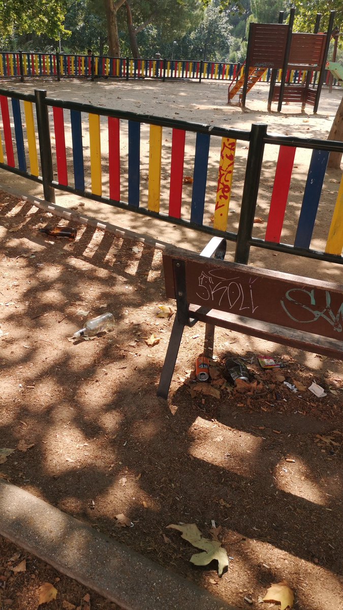 theoneSurvey's tweet photo. Hola @Lineamadrid podéis traer más basura al. Parque del Butrón y así quizás dejen de hacer botellón, hacemos la prueba aver si la psicologia inversa funciona. Por parte del servicio de limpieza no tengo ninguna queja, sino de los adolescentes in cívicos. https://t.co/3jHxCllHpN