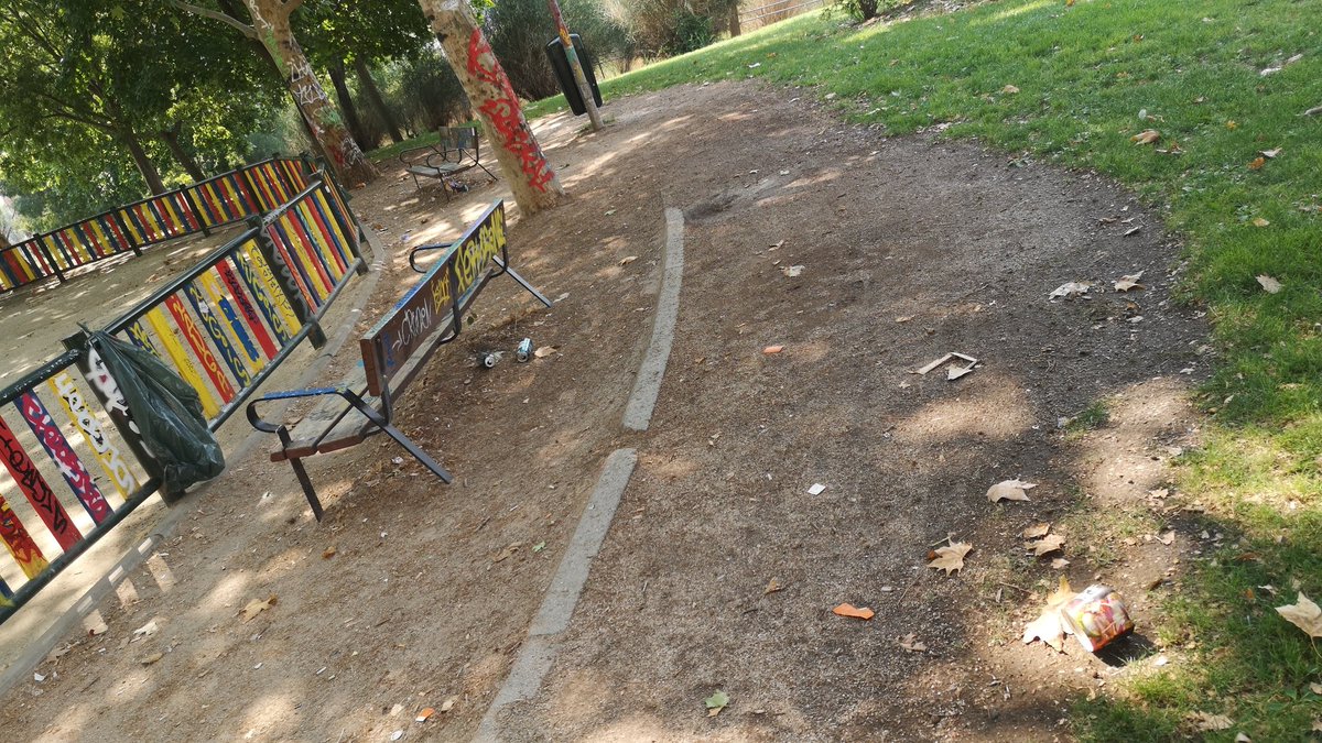 theoneSurvey's tweet photo. Hola @Lineamadrid podéis traer más basura al. Parque del Butrón y así quizás dejen de hacer botellón, hacemos la prueba aver si la psicologia inversa funciona. Por parte del servicio de limpieza no tengo ninguna queja, sino de los adolescentes in cívicos. https://t.co/3jHxCllHpN
