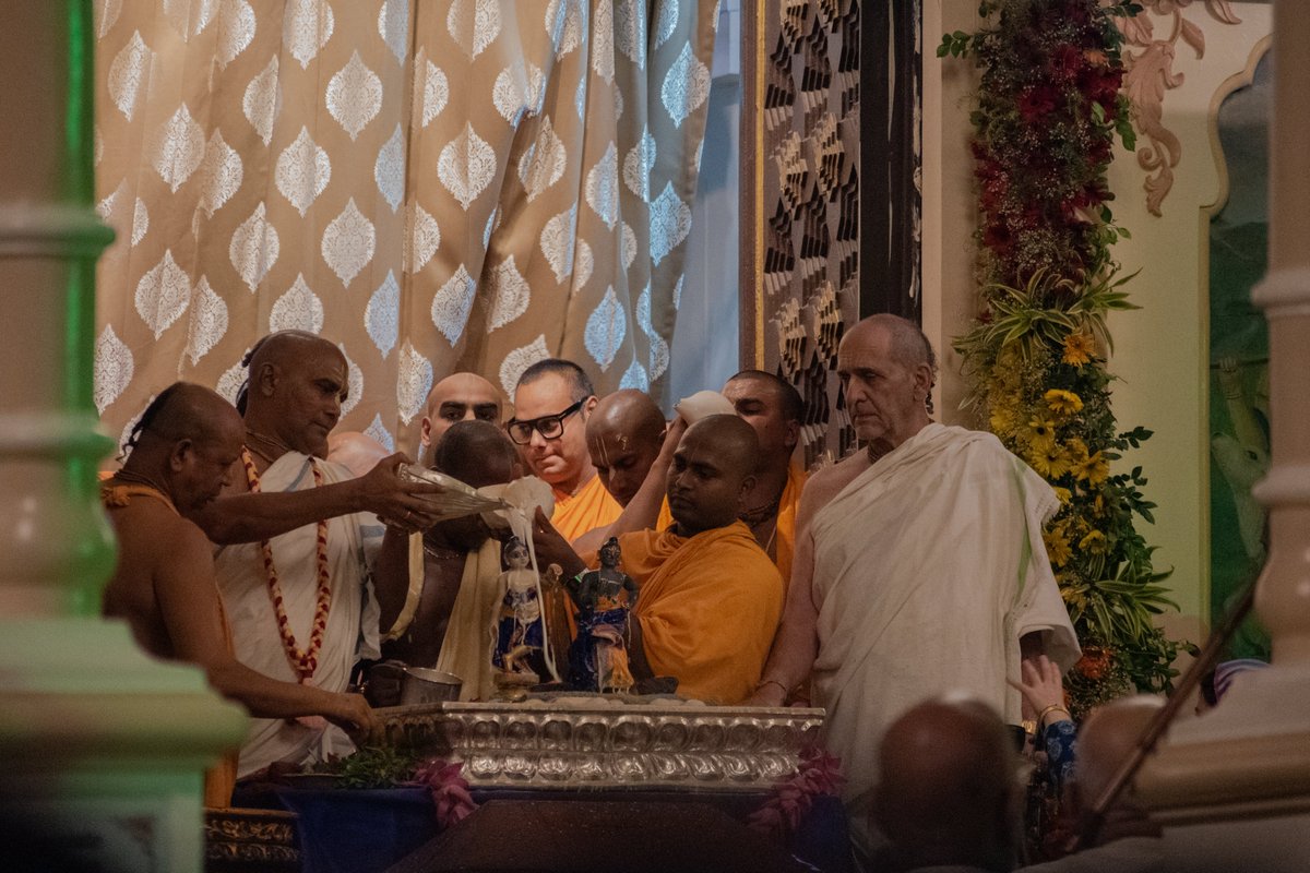PriyadharshanS's tweet photo. Colors, chants, and Radhe Radhe — Krishñ Janmashtami in the streets of Vrindhavan https://t.co/fQE3YMJE89