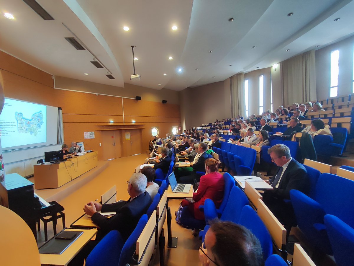 📚 Première réunion de la #Rentrée2025 : accueil des nouveaux personnels d’encadrement stagiaires.
La rectrice, aux côtés du secrétaire général et des cinq Dasen, leur a présenté l’<a href="/ac_normandie/">Académie de Normandie</a> ainsi que les priorités de l’année scolaire 2025-2026.