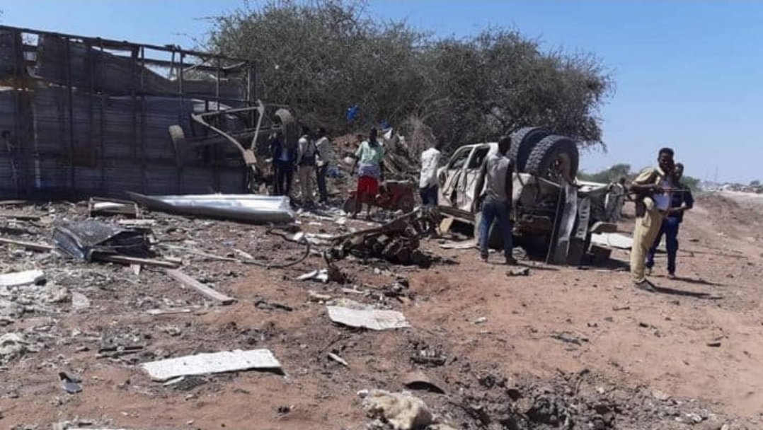 #BREAKING: Deadly blast rocks outskirts of Mogadishu.
At least 2 civilians killed, 1 soldier wounded after a roadside bomb ripped through a vehicle returning from a land survey near Elasha Biyaha.

No group has claimed responsibility, but all signs point to Al Shabab’s deadly