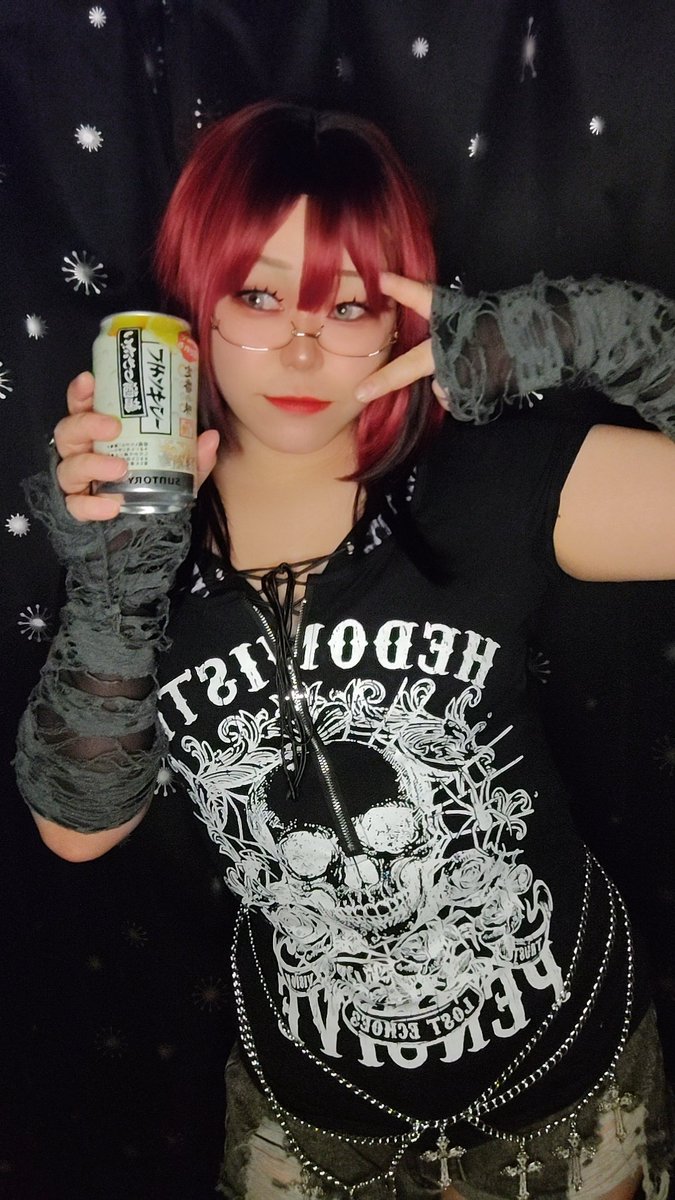 I_K110's tweet photo. やっほー。ただの酒飲みだよー。
私の顔はさておき、骨ストさん絶対買ってねって紹介されてたこの服可愛過ぎない！？！？！？ https://t.co/RcnkHgfo3l