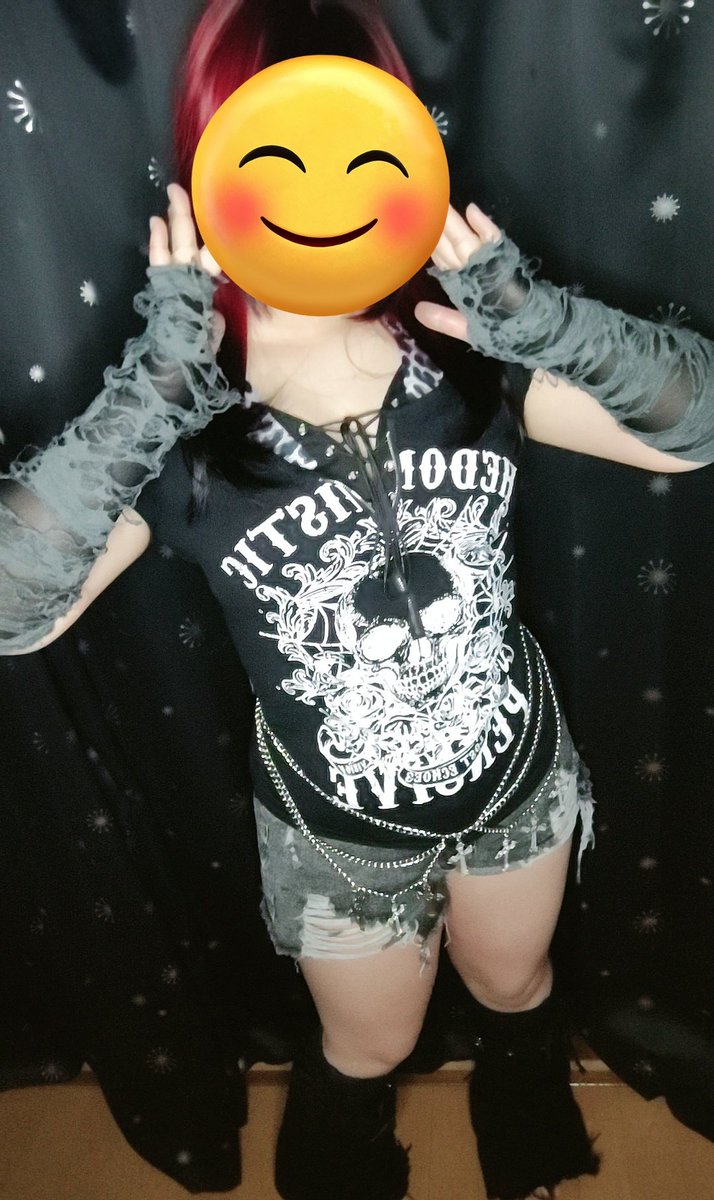 I_K110's tweet photo. やっほー。ただの酒飲みだよー。
私の顔はさておき、骨ストさん絶対買ってねって紹介されてたこの服可愛過ぎない！？！？！？ https://t.co/RcnkHgfo3l