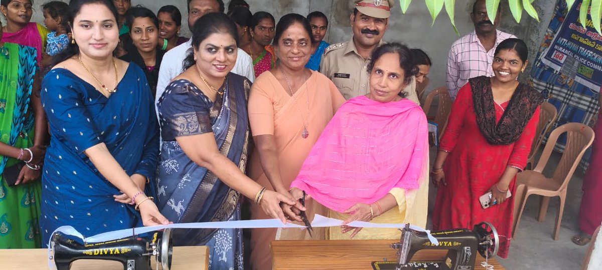 ahtuwarangal's tweet photo. We conducted awareness prog at Hasanparthy proper to the Rudramadevi Mahila Mandali members. The Hon'ble Secretary, DSLA, HNK has attended & distributed sewing machines. #humantraffciking #labourtrafficking #sexualtrafficking @tg_ahtuofficial @TelanganaDGP @cpwarangal https://t.co/14KmwF3fyz