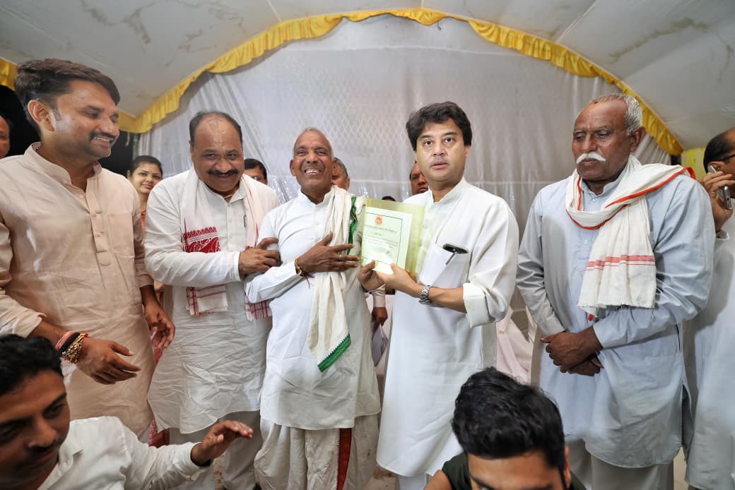 लगातार निगरानी और त्वरित राहत प्रयास

केंद्रीय मंत्री श्रीमंत ⁦<a href="/JM_Scindia/">Jyotiraditya M. Scindia</a>⁩ जी ने कोलारस के बाढ़ग्रस्त लिलवारा गाँव का किया दौरा, प्रभावित परिवारों से मिले

श्री सिंधिया ने पुनर्वास एवं राहत कार्यों की प्रगति का लिया विस्तृत जायज़ा
#Kolaras #Floods