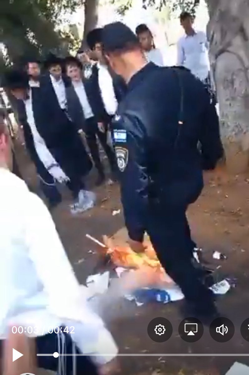 יכול להיות שהשוטר מוסיף ספרים למדורה???!