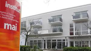 ANNONCE:
À partir de lundi matin je change d'établissement pour qu'on m'apprêne à vivre en appartement.
donc ça veut dire que malheureusement je pourrais pas stream autant que j'ai envie MAIS ne vous inquiétez pas je vais essayer le plus possible être actif le plus possible sur