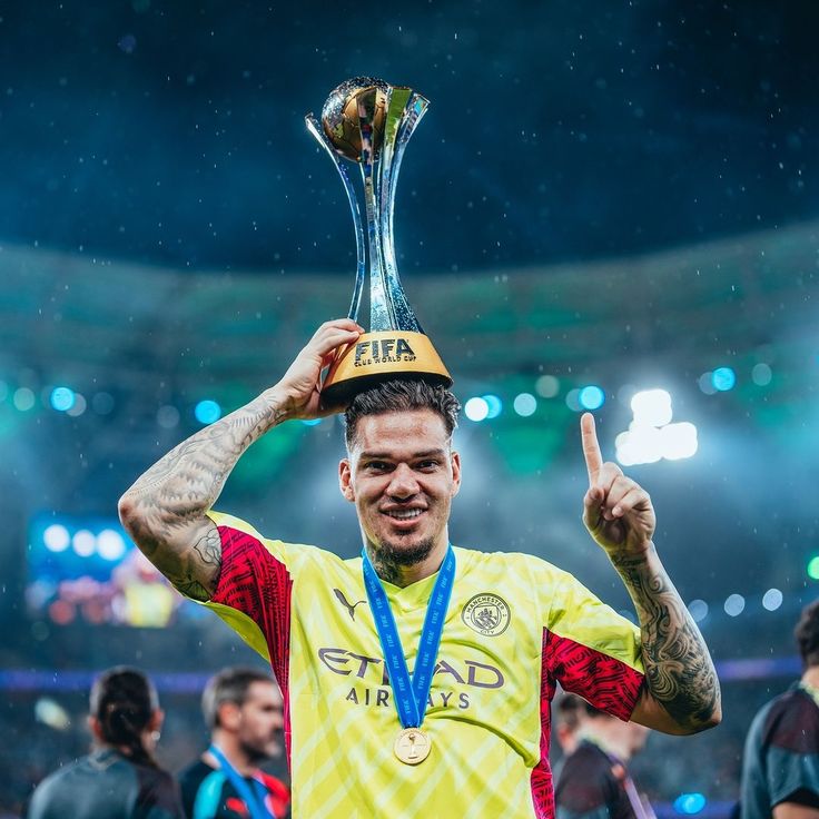 _transferinvar's tweet photo. 🚨 Galatasaray yönetimi, Fabrizio’nun manipülatif transfer haberlerinden rahatsız. Fenerbahçe’nin City ile teması sonrası Ederson’un fiyatı 10 M€’dan 20 M€’ya çıktı, şu anda 15 M€ konuşuluyor. Galatasaray yüksek bonservise sıcak bakmıyor ve alternatif isimlere yöneliyor. https://t.co/dP3JUUpDBO