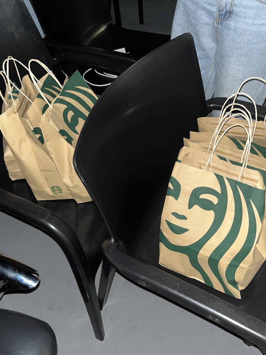 KeshaTangpuz's tweet photo. Working with Fyang is so fun! She even treated us Starbucks (nasa 20+ ata kaming girls).
Spot her nga sa 1st pic, magkatabi lang kami nyan sa pic. 
#GandangFyangVitaKeratin https://t.co/gR2Ni6r36E