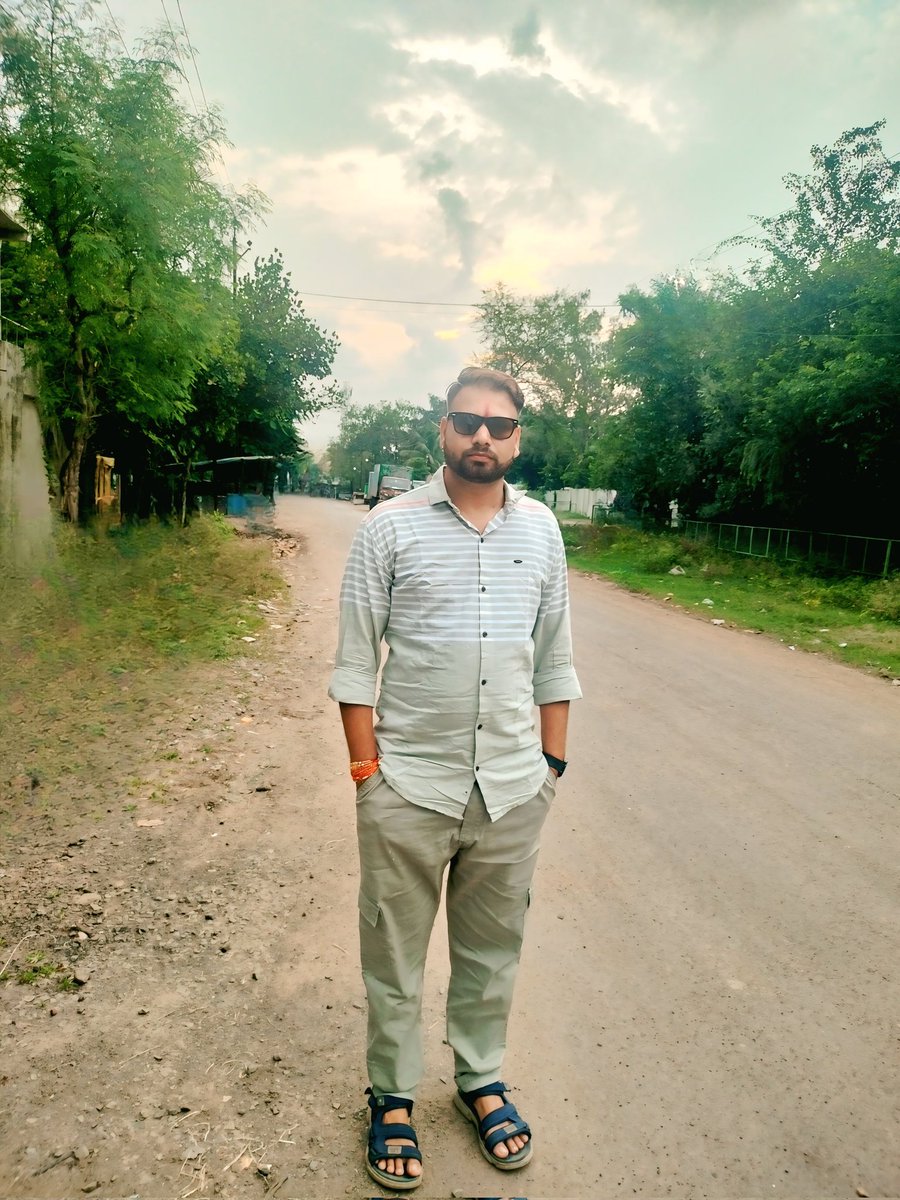 सूरज को यकीन है, जुगनू उसे पुरस्कार देगा।