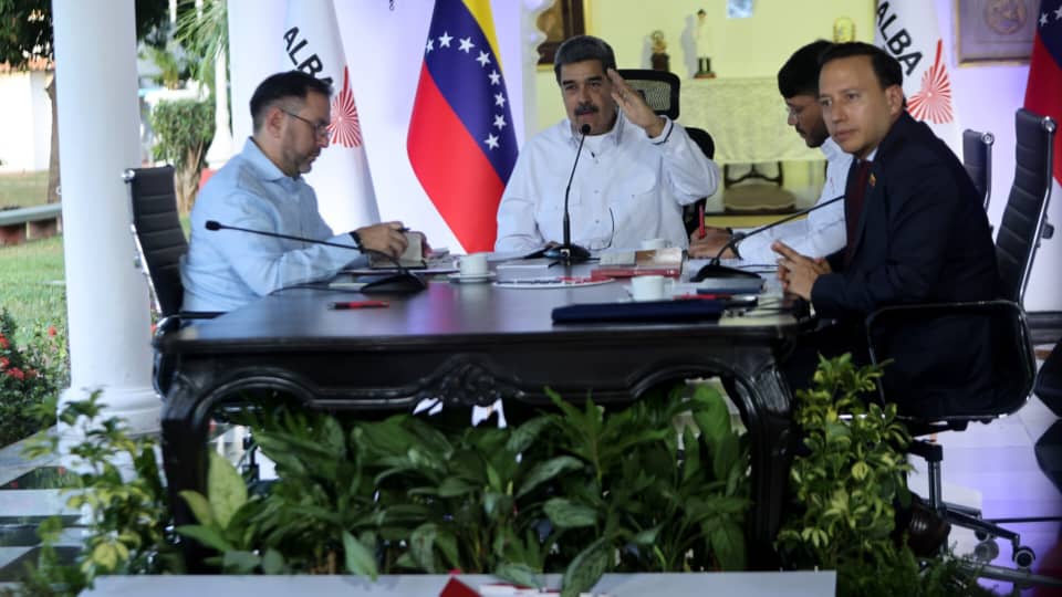 NoticiasPsuv_'s tweet photo. "Bolívar pueblo, Bolívar rebeldía, Bolívar eterno". 🇻🇪 @NicolasMaduro evoca el legado del Libertador en la #CumbreALBA para defender la región contra el imperialismo. ¡La lucha bolivariana vive! #VenezuelaAntiimperialista #ALBATCP #BolívarVive

https://t.co/Bo2xduwLM9 https://t.co/wb0ysQgWm3