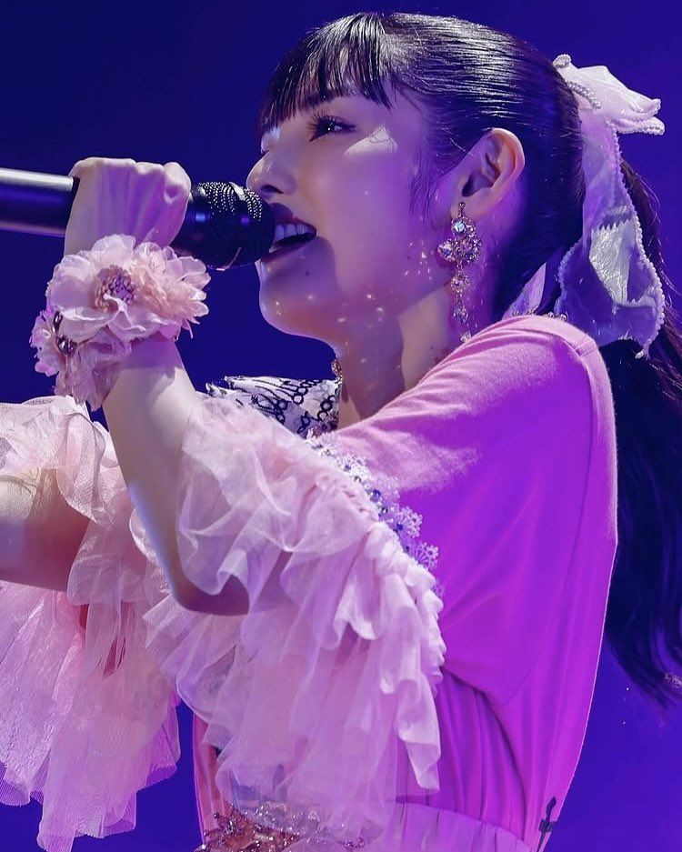 r_helloLove03's tweet photo. 1週間前はさゆのラストライブだったんだなぁ
良いLIVEだった、幸せなLIVEだったって
まだまだ余韻に浸ってる💭
さゆのドレス、チュール生地がミルフィーユみたいに重なってて最幸に可愛くて美しかった♡ずっと大好き🐰🩷 https://t.co/BBMsxyIevA