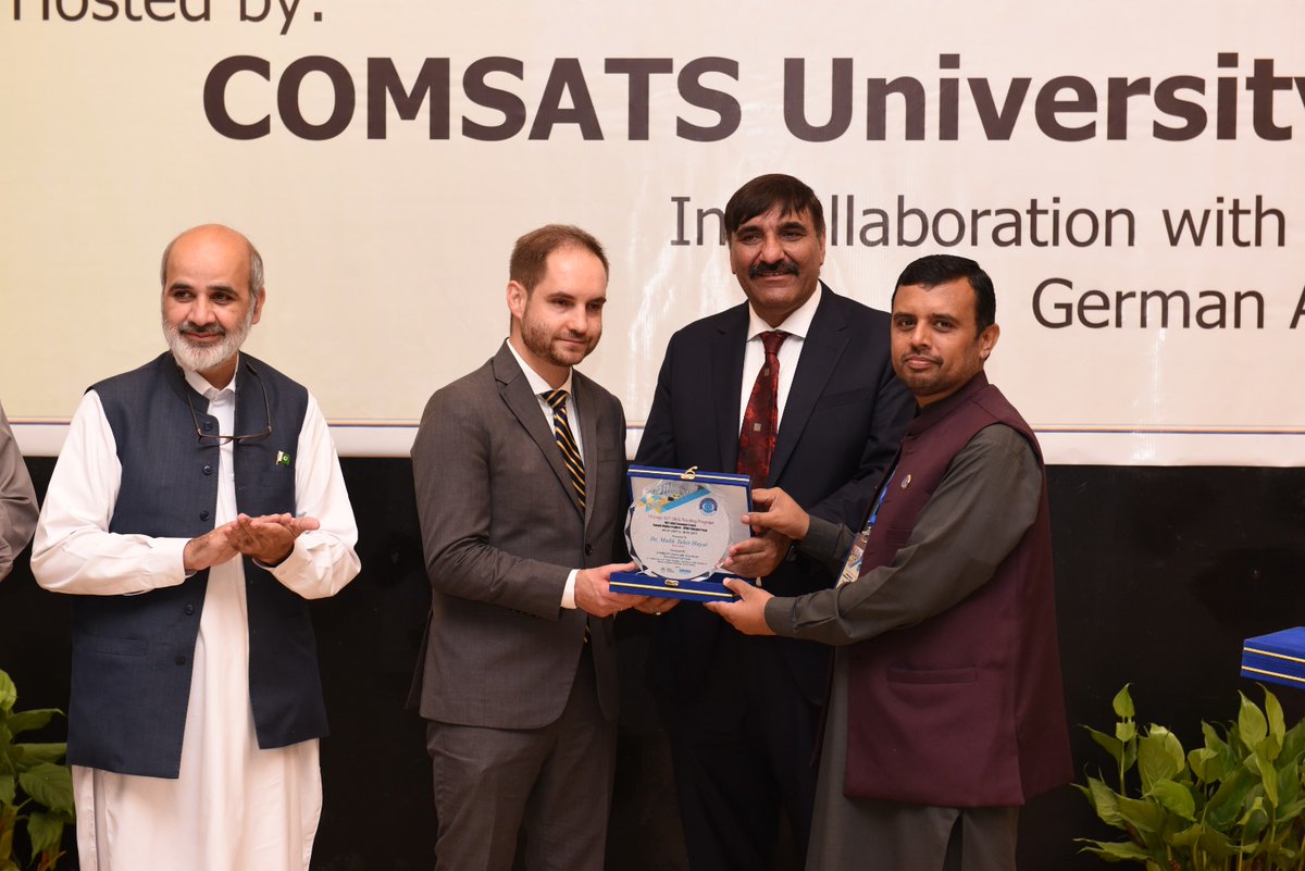 GermanyinPAK's tweet image. Head of Comms &amp;amp; Cultural Affairs Jan Krausser and his wife received a warm welcome at @CIIT_ATD, joining the ceremony of the 🇩🇪🇵🇰 project “Empowering Future Female Afghan Leaders.” The initiative supports Pakistani &amp;amp; Afghan scholars, men &amp;amp; women.
@hecpkofficial
@DAAD_Germany