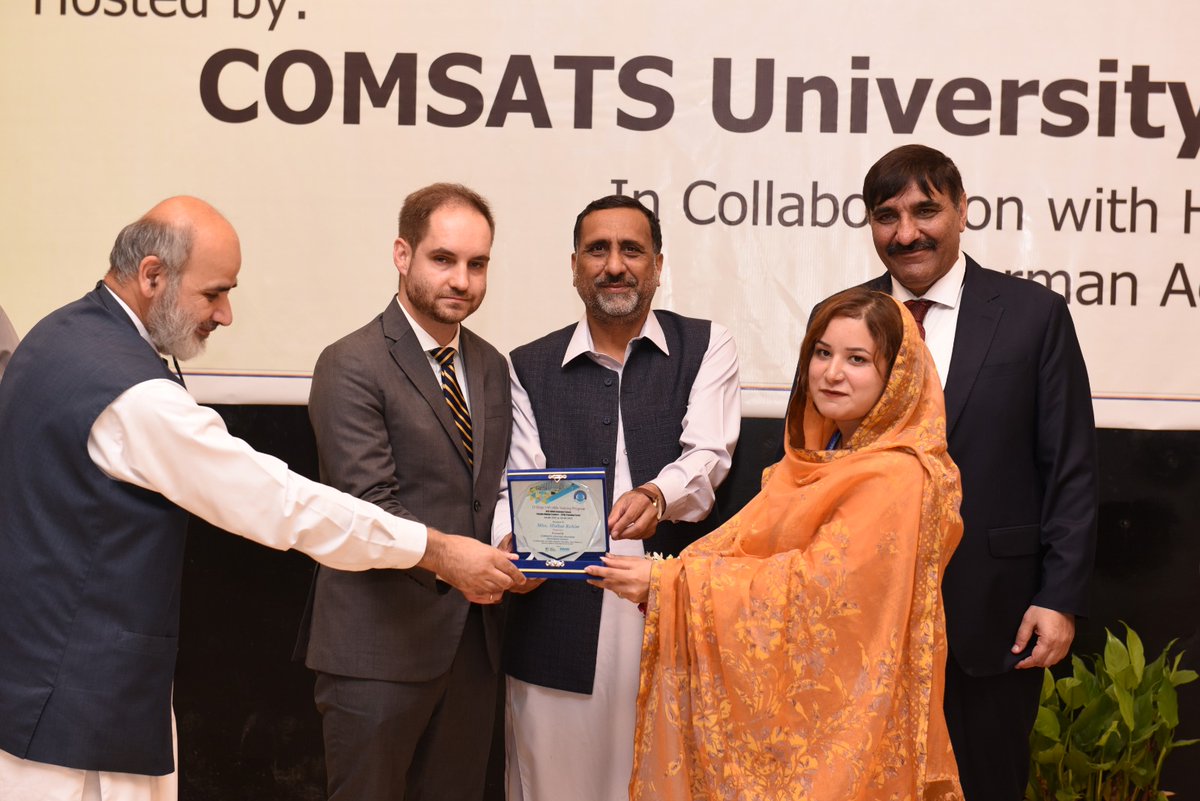 GermanyinPAK's tweet image. Head of Comms &amp;amp; Cultural Affairs Jan Krausser and his wife received a warm welcome at @CIIT_ATD, joining the ceremony of the 🇩🇪🇵🇰 project “Empowering Future Female Afghan Leaders.” The initiative supports Pakistani &amp;amp; Afghan scholars, men &amp;amp; women.
@hecpkofficial
@DAAD_Germany