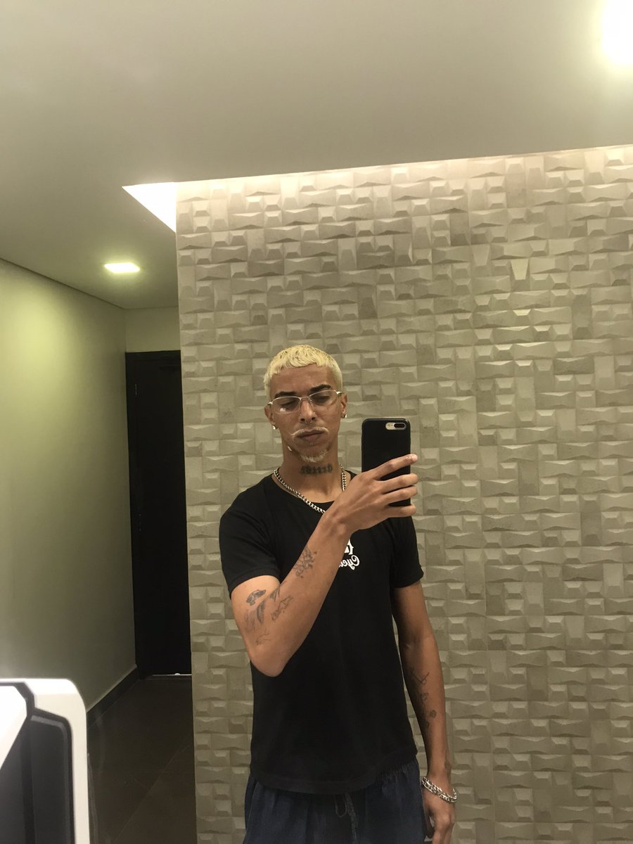 eu_ogilbert's tweet image. me sentindo um charme de óculos