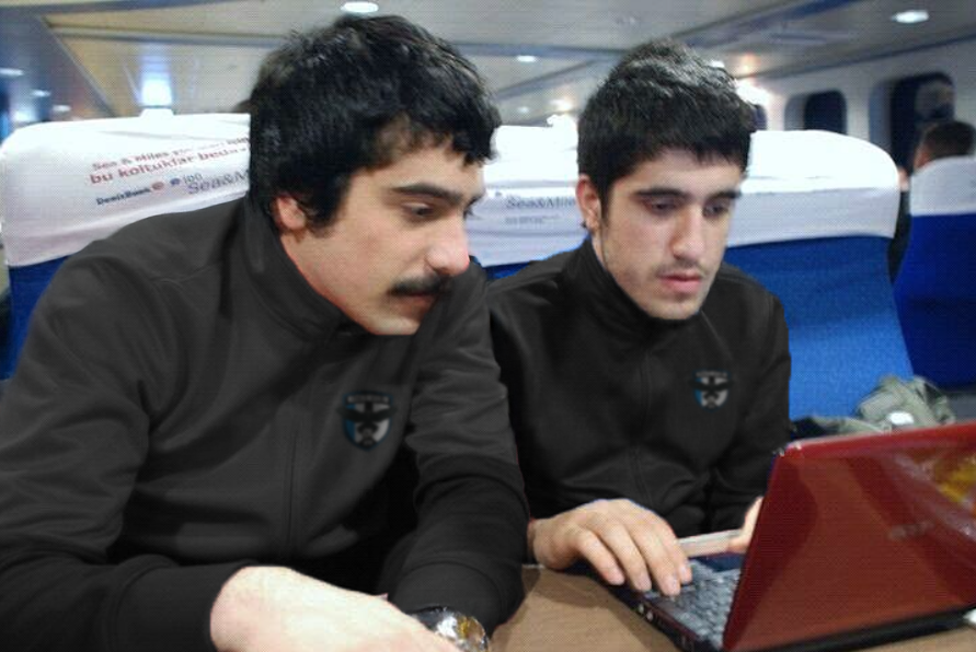 Kuzguncuk FK tesislerinden ilk görüntüler geldi... Tesislerde kolej havası var. İdmanlar laptop ile takip ediliyor. Tek tek notlar alınıyor.