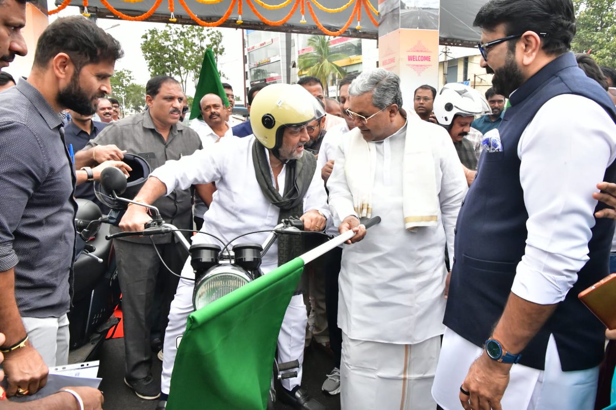 The result of the Restoration work talks, <a href="/DKShivakumar/">DK Shivakumar</a> Sir the Hon'ble DCM of Karnataka with great pleasure riding his favourite Yezdi Roadking motorcycle on the inauguration ceremony of Hebbal Flyover loop with open throttle
#DKShivakumar #yezdi #yezdiroadking #karnataka #dcm