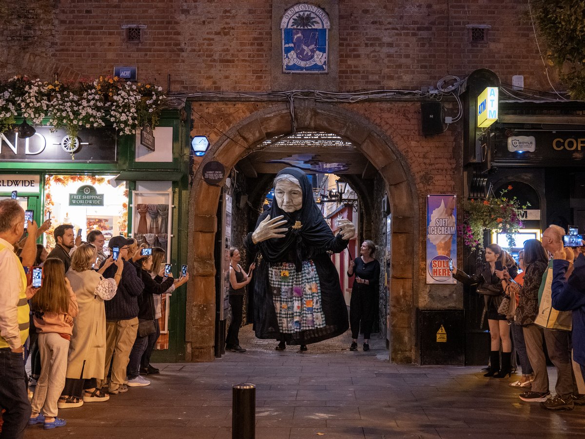 Peig Mór returns to Killarney for a Summer’s-End Street Spectacle presented by MOTHÚ at 8.45pm on Saturday beginning at Market Lane &amp; making their way to Main St. Regina Tierney, "Queen of Fires" will also perform a dazzling fire dance that will light up the summer night.