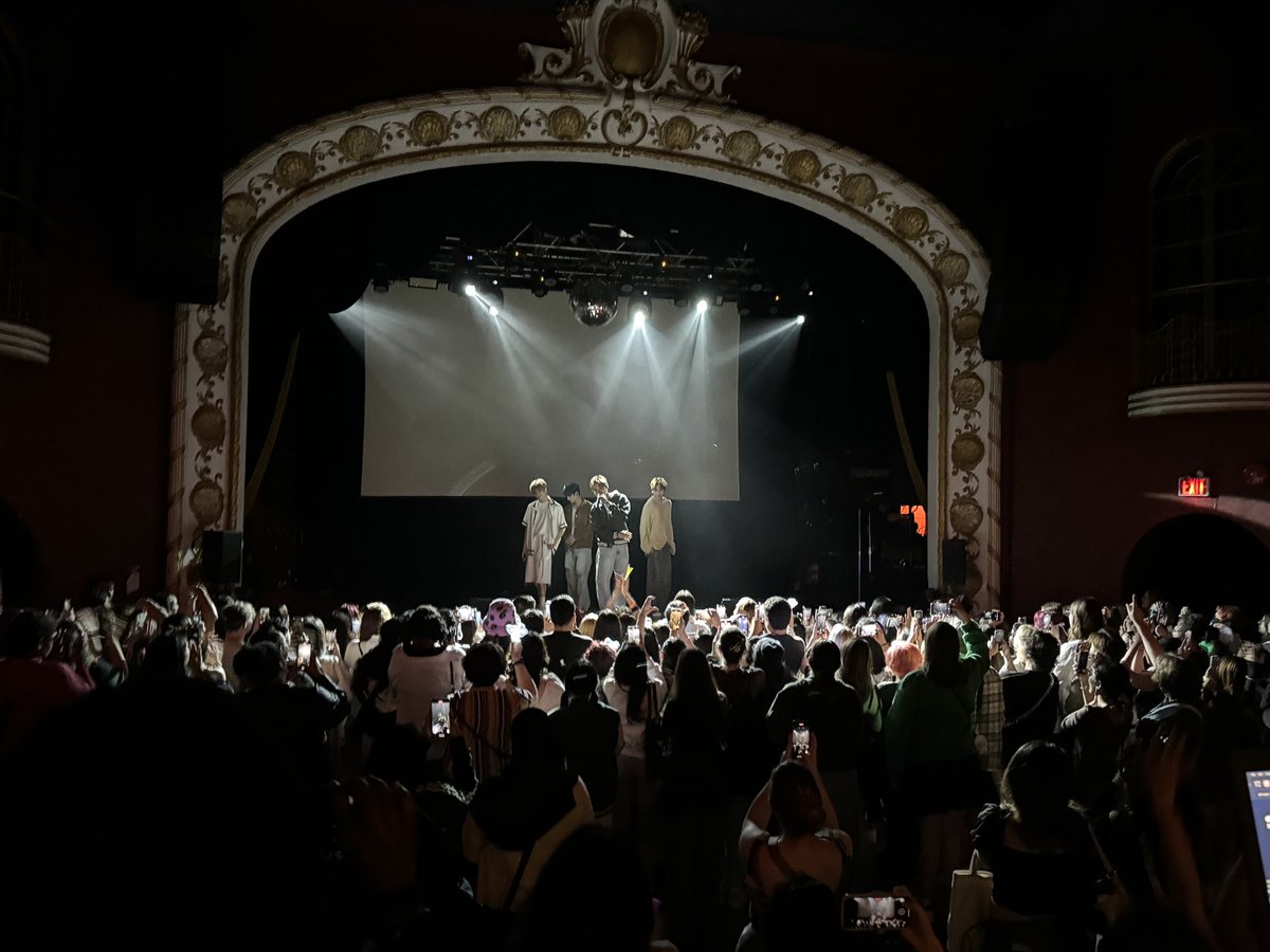 BDU_GLOBAL's tweet photo. Back to the start of our universe💫
#BDUthrowback

[📸]
B.D.U First World Tour for Wishpool: Flash &amp; Light 💫

Thank you, Toronto 😘
We love you. See you again Toronto 💓

#BDU #비디유 #BDUtourforWISHPOOL
#BDU_In_Toronto #Canada https://t.co/31F2daycmG