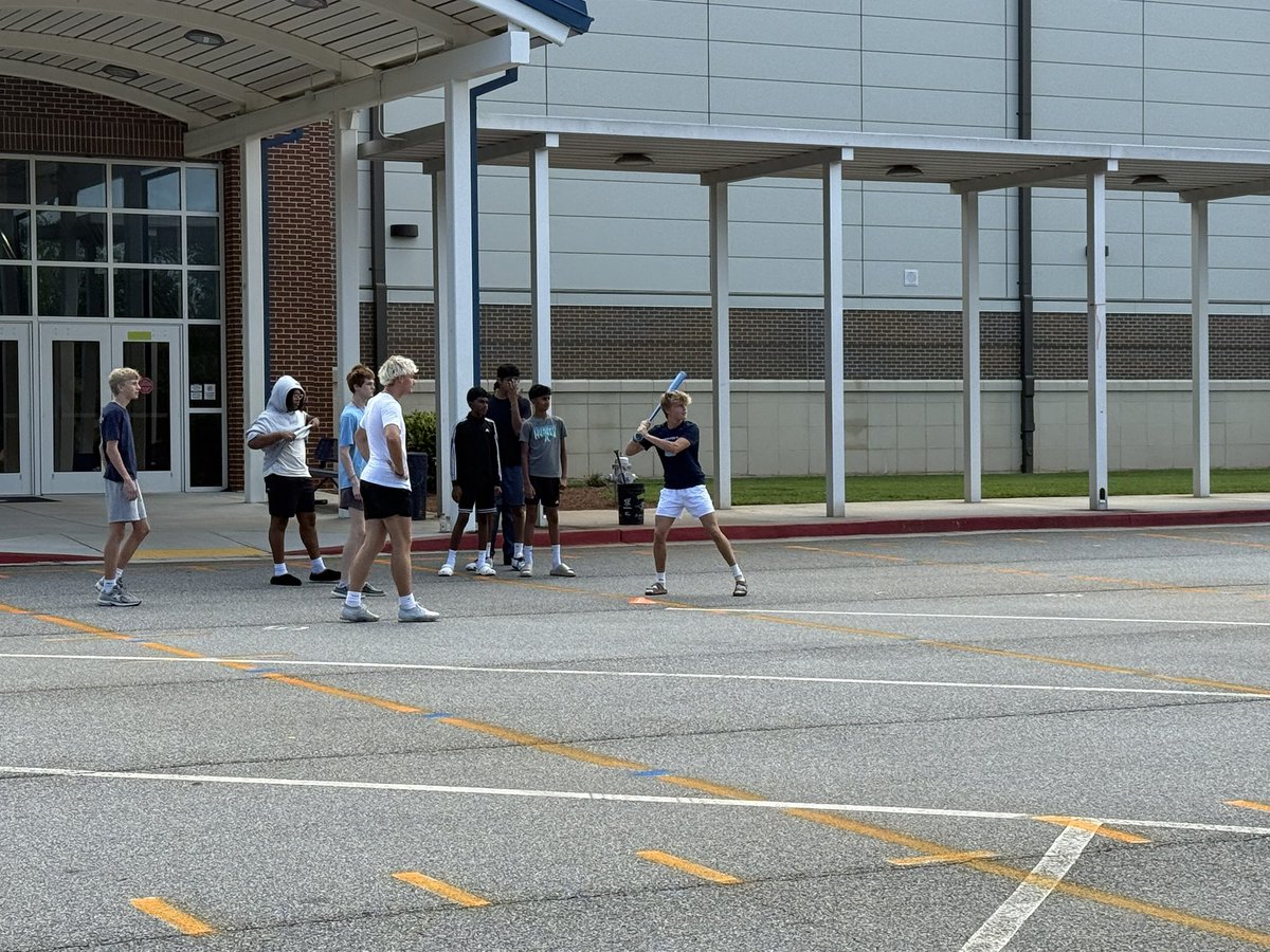 Hit_run_score's tweet photo. Little whiffle ball at #danetime #wellness at @DenmarkHS https://t.co/I0IRTbZFUV