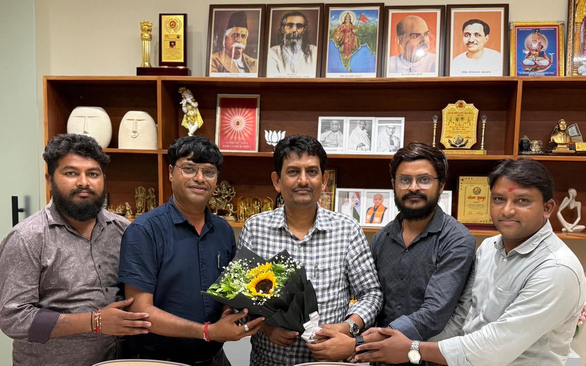 RanveerSinh Jhala (@jhalaranvirsinh) on Twitter photo खुद को स्वघोषित क्षत्रिय कहने वाले अल्पेश ठाकोर (OBC) के ऑफिस में एक भी क्षत्रिय महापुरुष की छवी क्यों नहीं हैं ?
<a href="/AlpeshThakor_/">Alpesh Thakor</a> <a href="/BJP4Gujarat/">BJP Gujarat</a> <a href="/YSJRSG/">YUVRAJ BHAVNAGAR JAIVEERRAJ SINH GOHIL</a> खुद को स्वघोषित क्षत्रिय कहने वाले अल्पेश ठाकोर (OBC) के ऑफिस में एक भी क्षत्रिय महापुरुष की छवी क्यों नहीं हैं ?
<a href="/AlpeshThakor_/">Alpesh Thakor</a> <a href="/BJP4Gujarat/">BJP Gujarat</a> <a href="/YSJRSG/">YUVRAJ BHAVNAGAR JAIVEERRAJ SINH GOHIL</a>