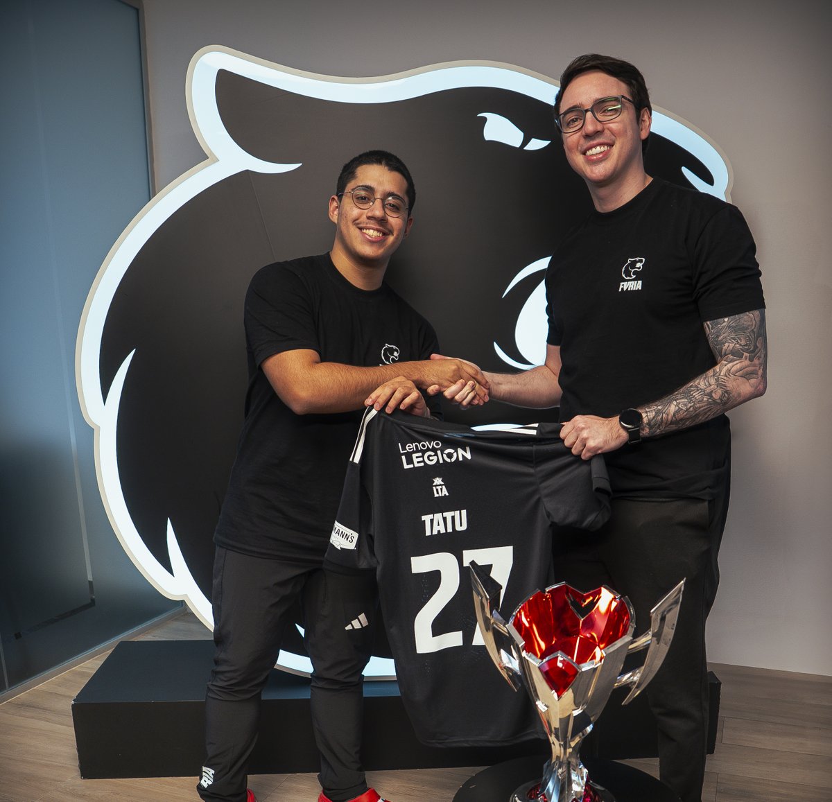 FURIA (@furia) on Twitter photo ✍🏽🐾
A #FURIALoL informa que exerceu a cláusula de compra do jogador <a href="/tatulol_/">FURIA Tatu</a> para sua lineup ativa.
O novo vínculo do jogador com a FURIA será válido até o final de 2027. ✍🏽🐾
A #FURIALoL informa que exerceu a cláusula de compra do jogador <a href="/tatulol_/">FURIA Tatu</a> para sua lineup ativa.
O novo vínculo do jogador com a FURIA será válido até o final de 2027.