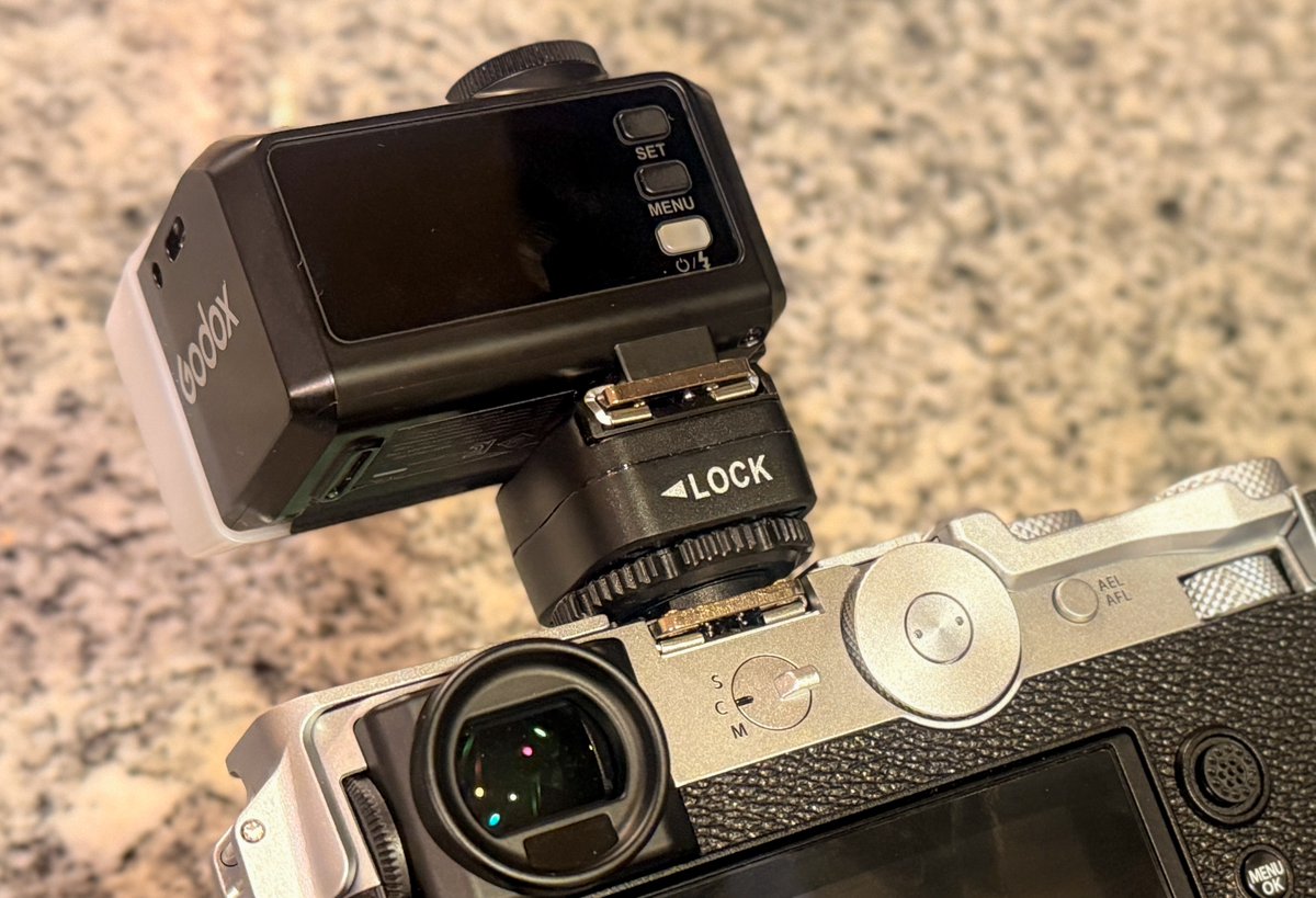 IndigoYasuo's tweet photo. #TILTA Vintage Camera Cage for Fujifilm GFX100RF (TA-T81-B-B/-S)を装着して大満足😊 でも...軍艦部分上部にもゲージ着けると #Godox iT30Proがストロボ端子部分はまらなくなるので #PIXE のホットシューアダプター キャノン専用 Canon 互換品を付けて何とか解決😅 https://t.co/EzZXNAsXWc