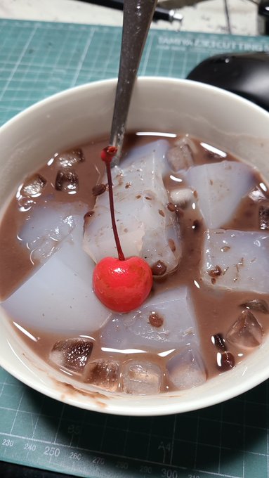 わらび餅を冷やし汁粉仕立てに 