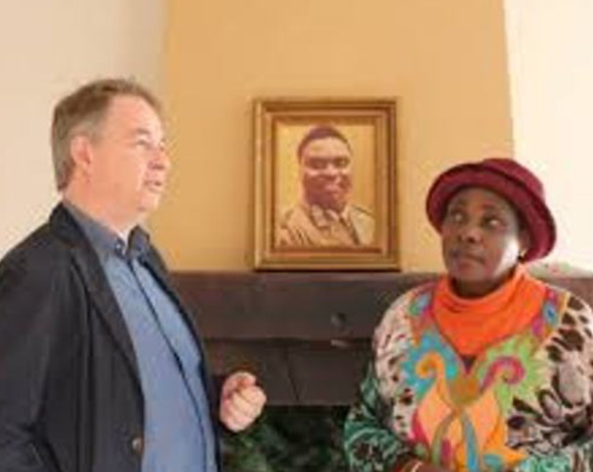 Well who would believe “Peter Verlinden”, a renowned genocider aficionado… as you can see here posing with Habyarimana’s wife, a member of the genocidal “Akazu” organization that organized the last genocide of the 20th century in 1994, while the person his accuses is among the
