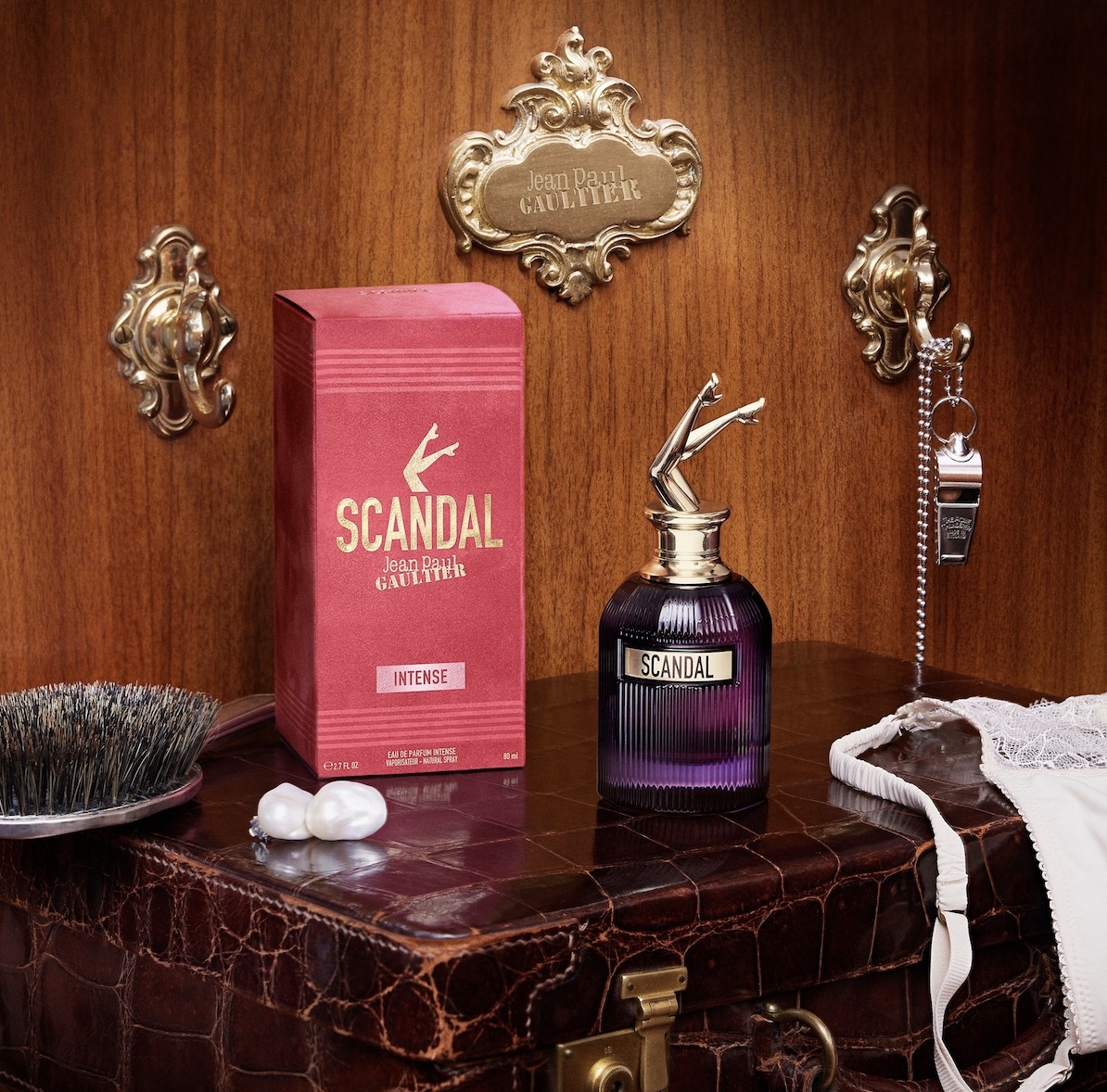 If you love the aroma of vanilla, you might want to smell Jean Paul Gaultier's NEW Scandal for Her Intense which blends sweet vanilla with ylang-ylang blossom and cardamom. It's a rich, amber-floral-vanilla scent ideal for fall/winter.
