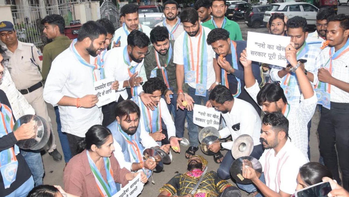 nsui's tweet photo. 📍मध्य प्रदेश 

@NSUIMP ने भोपाल में अवैध ड्रग्स फैक्ट्री और फैल रहे नशे के रैकेट के खिलाफ आवाज़ उठाई और कुंभकरण की नींद में सो रही भाजपा सरकार को जगाने का प्रयास किया। https://t.co/UNEM4Zkgjw