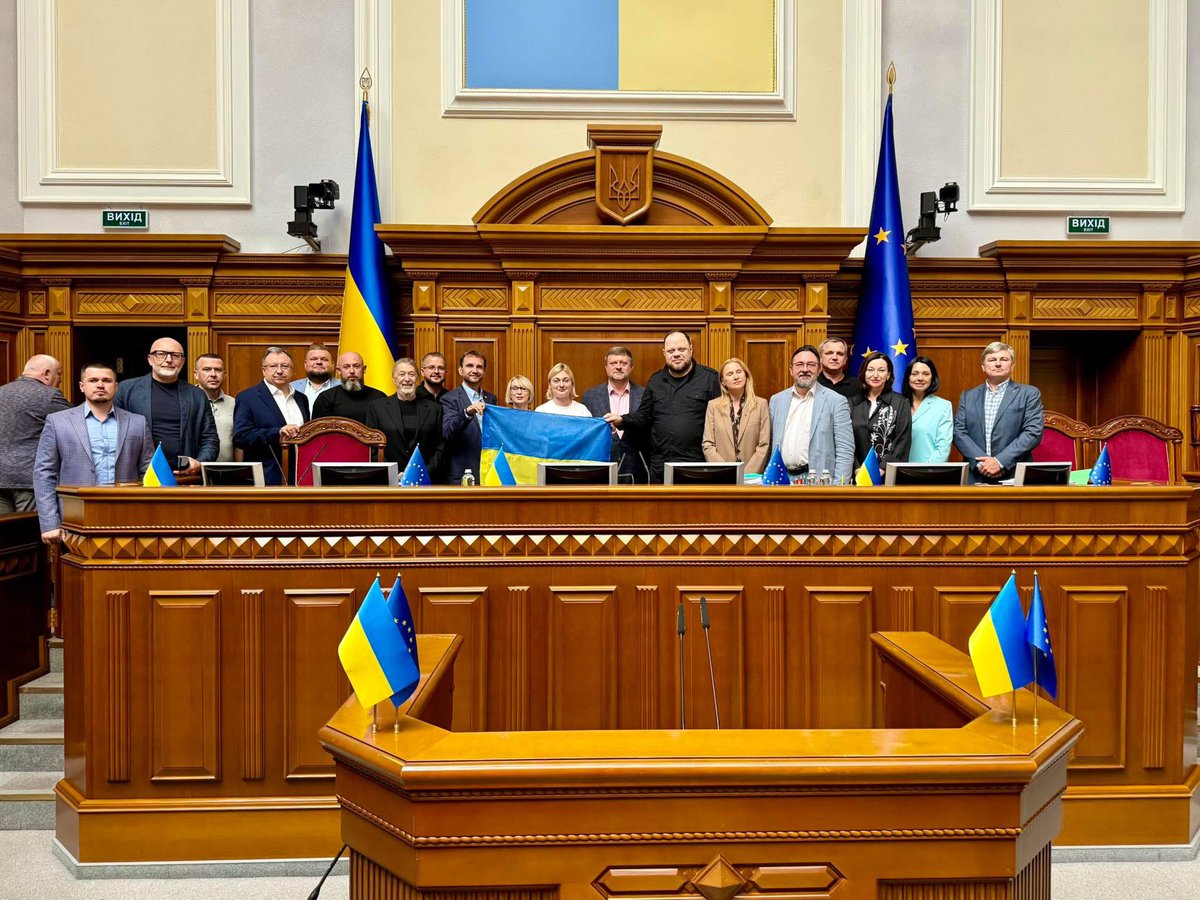 sluganarodu_pp's tweet photo. 🇺🇦 @kravchukev: A symbolic photo that sums up the plenary week in the @ua_parliament. There were many emotions, but in the end we achieved good results: budget amendments, #DefenceCity, laws for the #UkraineFacility, and of course the law on national memory, which united the chamber 🇺🇦 Grateful to all my colleagues 🤝