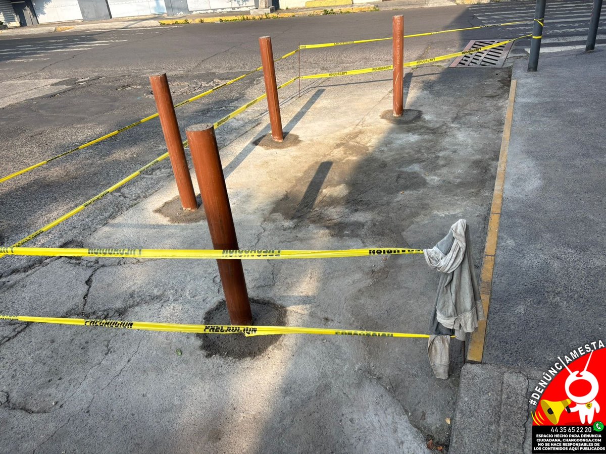 #Denúnciamesta #Morelia ‼️📢 "Pusieron estos tubos con cemento casi a media calle para evitar que se estacionen, en Platanares de Ziracuaretiro esq. con Tata Vasco"