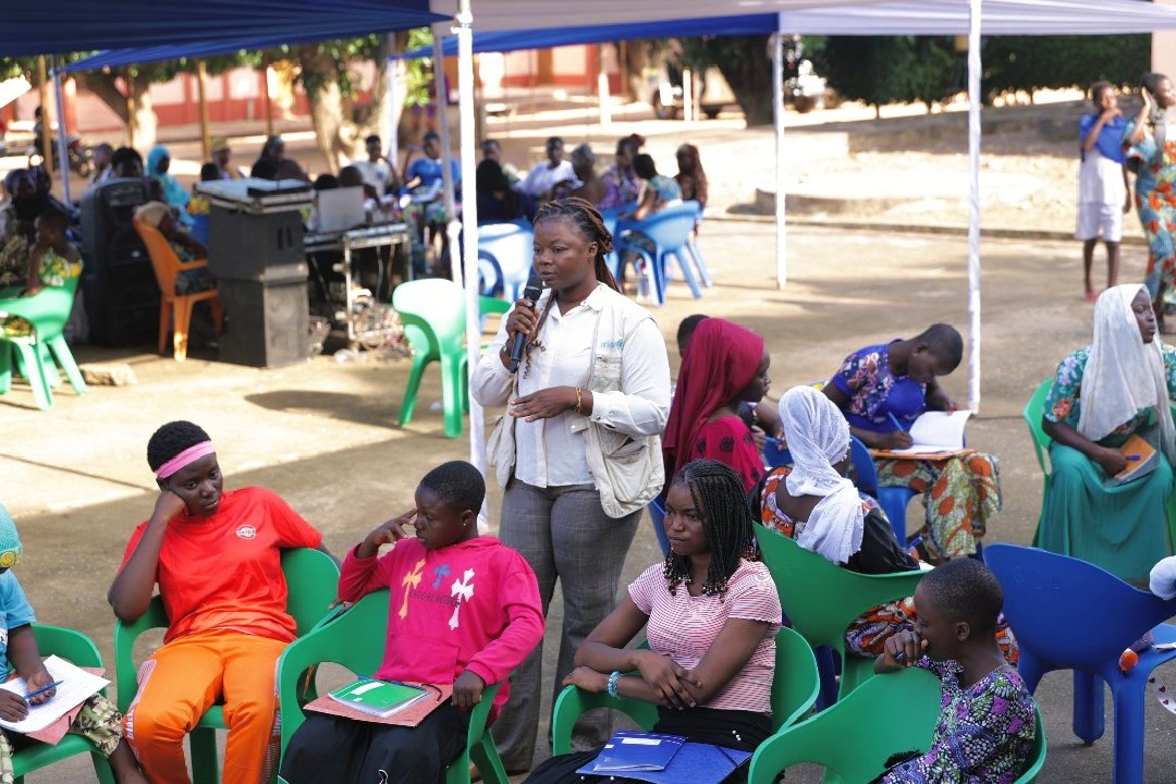 HMoutouama's tweet photo. Communication sur la #Déviance #Positive à l'endroit de 230 Filles issues de 5 départements (Atacora,Donga,Borgou, Alibori,Collines) réunies à l'#EFMS #Parakou 🇧🇯 pour #édition4 de la colonie des vacances sous financement de @UNICEF_Benin, @unfpabenin,#PlanBénin, #Canada,#Paysbas https://t.co/YY1e34CPg4