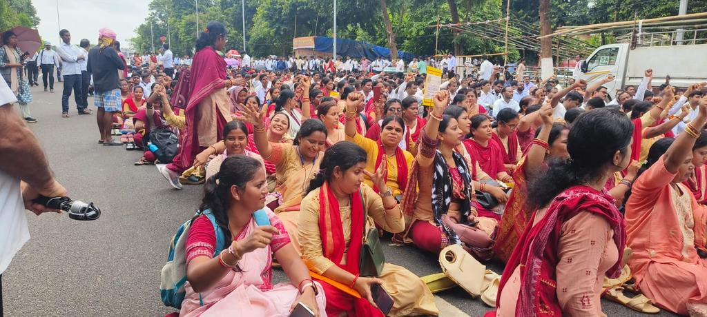 SushreeTapasi's tweet photo. @HindiTeachSangh #wewantstatecadre https://t.co/nEL69g6DyY