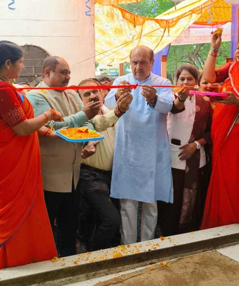 Collector Jabalpur (@jabalpurdm) on Twitter photo टेमरभीटा में विधायक श्री रोहाणी ने किया मुख्यमंत्री संजीवनी क्लीनिक का लोकार्पण.
<a href="/rshuklabjp/">Rajendra Shukla</a>
<a href="/Ashokrohanibjp/">Ashok Rohani</a>
#JansamparkMP
#jabalpur
RM : facebook.com/plugins/post.p… टेमरभीटा में विधायक श्री रोहाणी ने किया मुख्यमंत्री संजीवनी क्लीनिक का लोकार्पण.
<a href="/rshuklabjp/">Rajendra Shukla</a>
<a href="/Ashokrohanibjp/">Ashok Rohani</a>
#JansamparkMP
#jabalpur
RM : facebook.com/plugins/post.p…